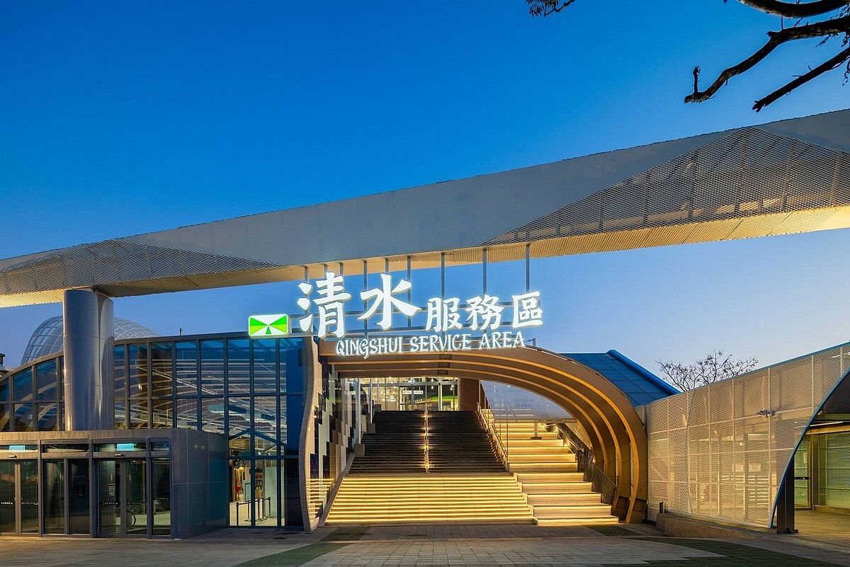 全新改裝的「清水服務區」以「清水風帆.馳乘飛翔」為主題意象。圖/統一超商提供