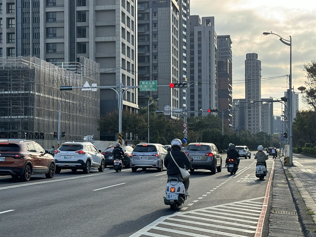 竹北市興隆路一、二段，全面取消機車強制兩段式左轉。圖／交通旅遊處提供提供
