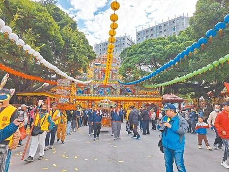 
台南市東區關帝殿14日舉辦12年1次的廟會遶境，共出動32頂轎、80陣頭。（程炳璋攝）
