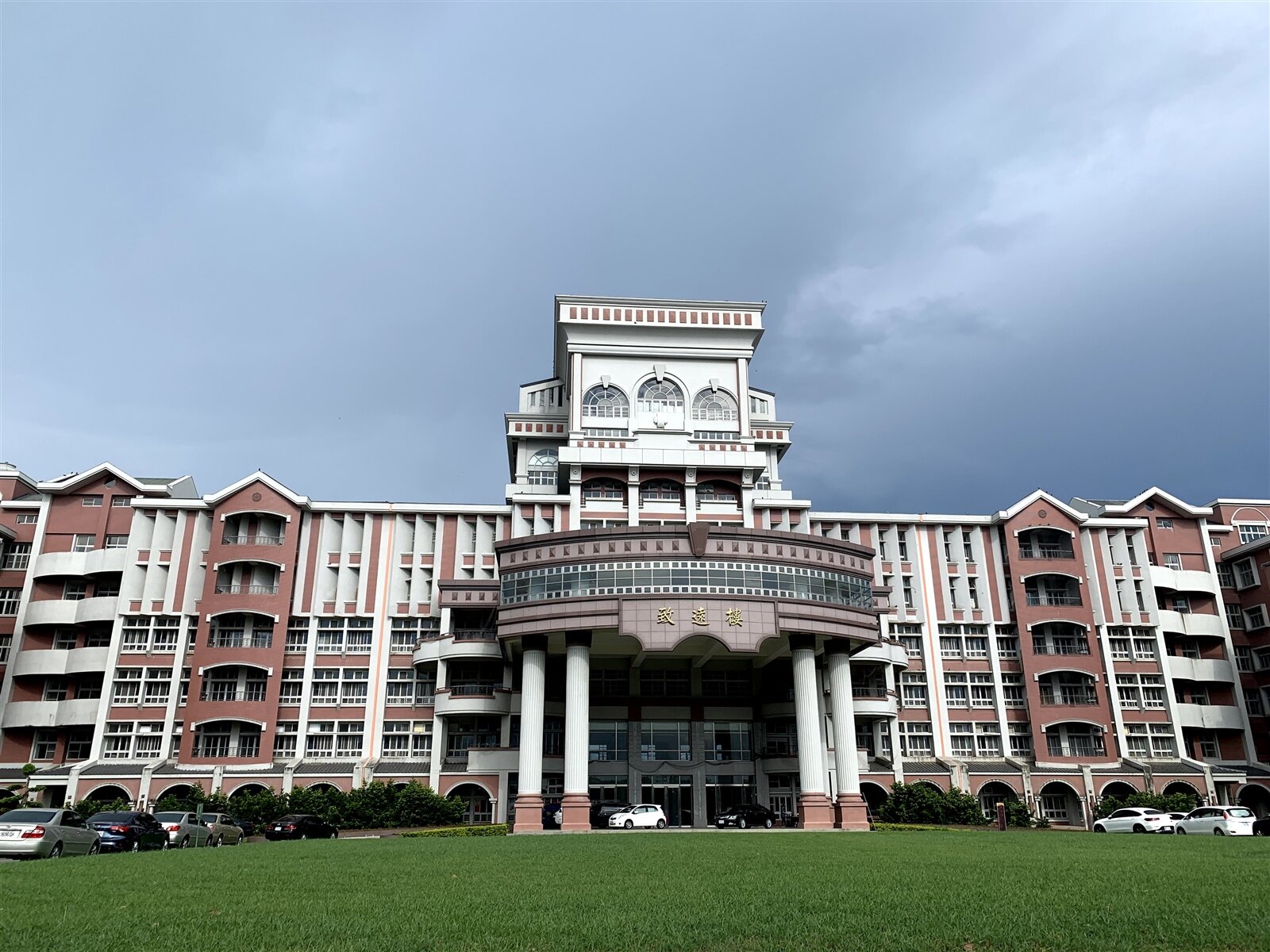 台灣首府大學停辦後校區活化變曾文市政願景園區，台南市府相關局處陸續進駐，市府也將斥資5千多萬元，在圖資大樓打造親子悠遊館及公托。記者吳淑玲／攝影 