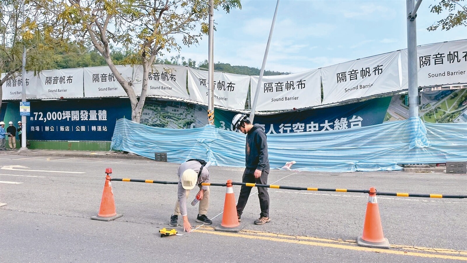 左營高鐵後站一處建築工地因地下連續壁破損，造成鄰近路面沉陷，緊急灌漿搶救。記者劉學聖／攝影 