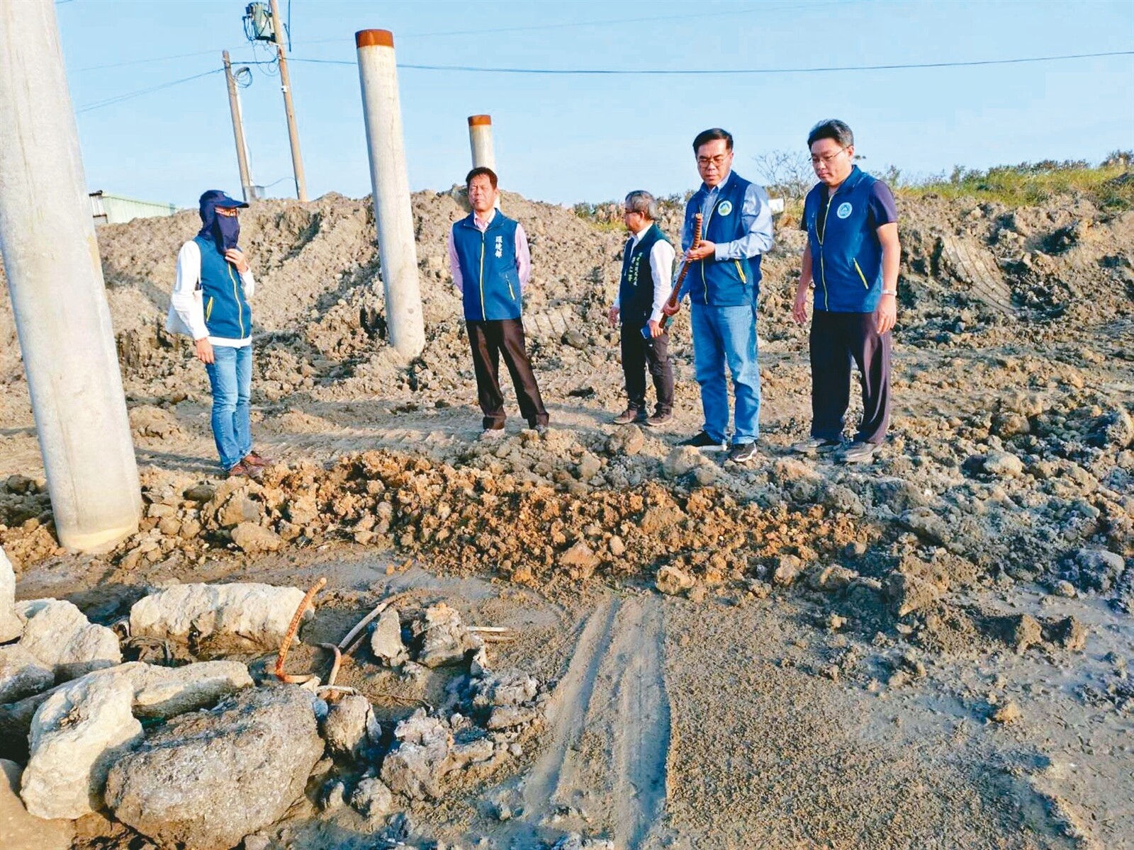 營建廢棄物濫倒，監委批評行政怠惰；環境部長彭啓明（右二）日前親赴台南七股視察不法集團犯案現場，除喊「太扯了」，也要攜手內政部合力改善。本報資料照片 