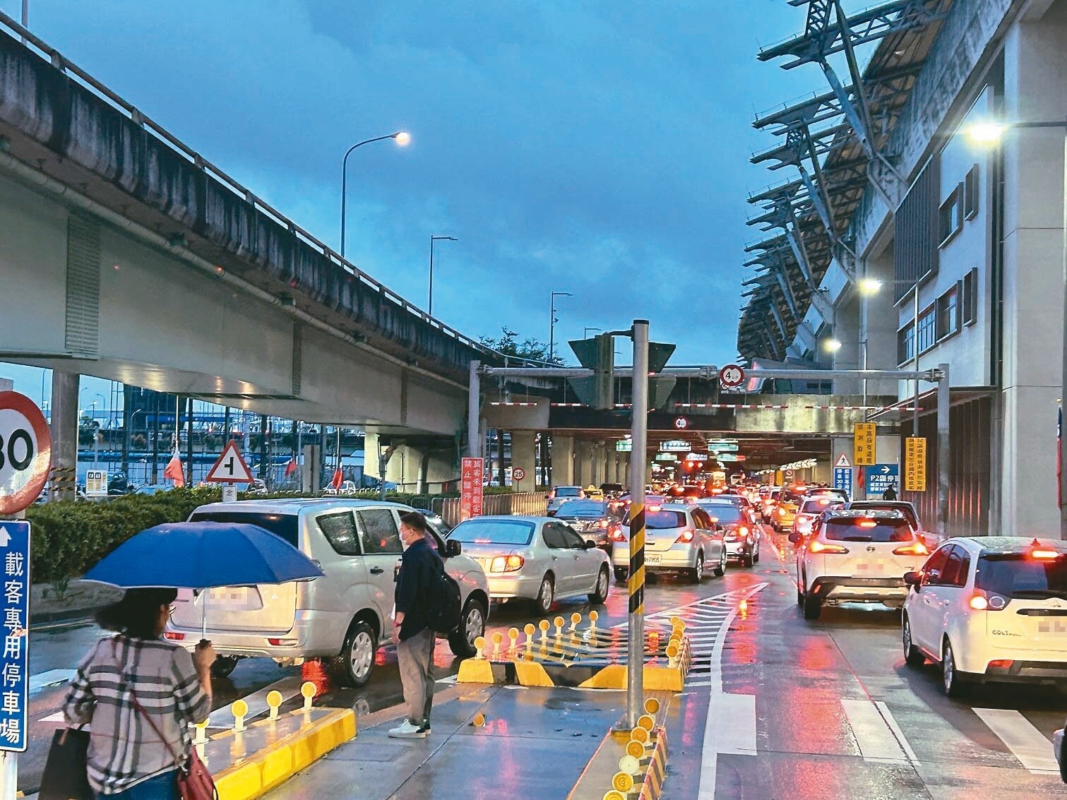 台中高鐵站區假日就常出現車陣，議員擔心全台最大高鐵娛樂城營運後，恐交通癱瘓。本報資料照片 