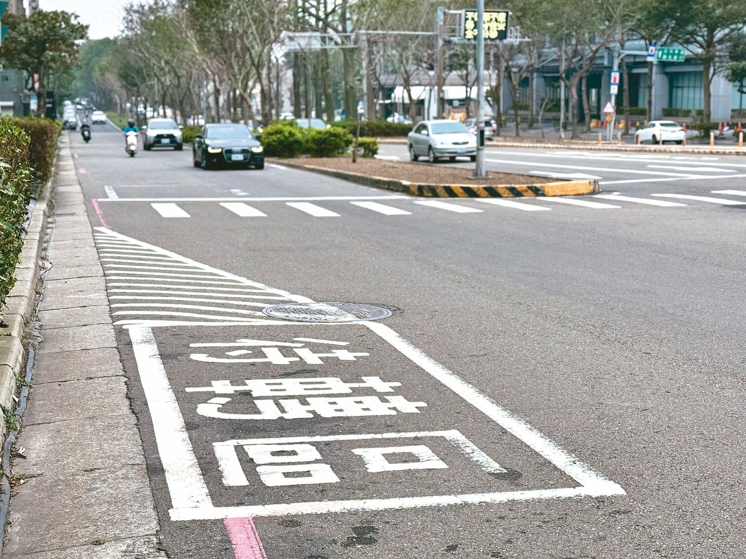 新竹市東區公道五路二段上班車流量大，部分路段機車待轉區常因車多不夠用，溢流到主幹道上排隊待轉，衍生違規爭議。記者黃羿馨／攝影 