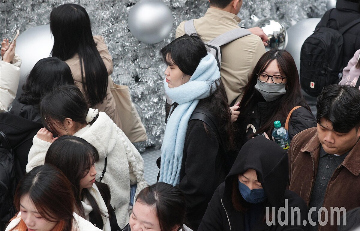 大陸冷氣團南下影響,氣象署發布低溫特報,台北街頭許多上街民眾紛紛穿起禦寒大衣、圍巾及口罩等保暖。本報資料照片