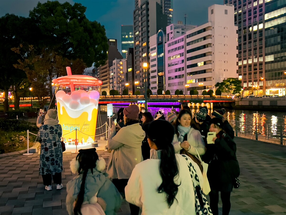 臺北市在大阪光之饗宴展出特色燈飾，吸引眾多民眾駐足欣賞，紛紛表示好想到臺北旅行。圖／觀光傳播局提供

