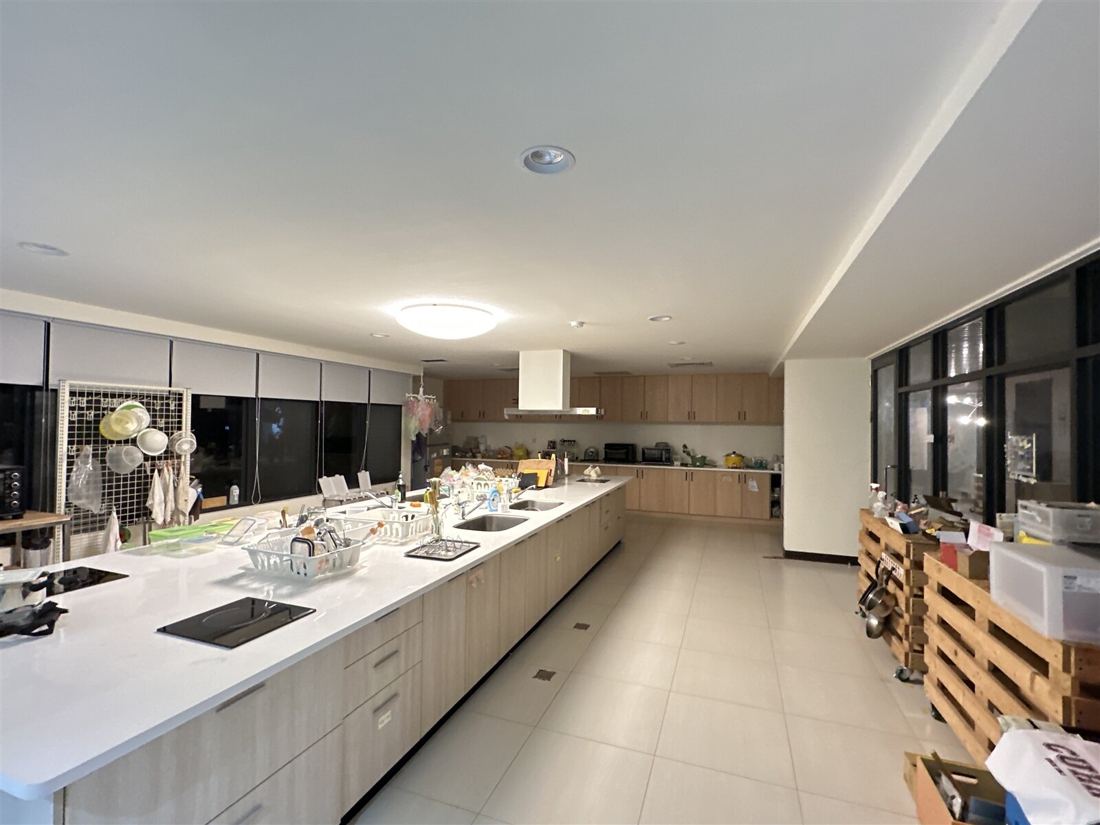 這處共居空間的廚房裡有個超大中島,晚餐時段,4個IH爐常同時在烹煮,住戶可以邊做菜邊聊天,氣氛溫馨。記者王慧瑛/攝影