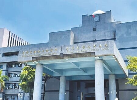 
劉姓男子持麥克筆在社區大廳大理石櫃台塗鴉，還在社區公共區域任意張貼私人傳單多達1682張，管委會提告求償修理費等費用，高雄地方法院簡易庭審理判劉得賠91萬餘元。（本報資料照片）
