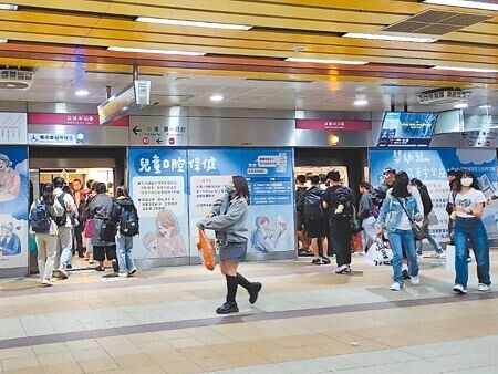 
高雄捷運部分車站出現藍色、黃色指示燈，讓旅客誤以為是擁擠度狀態，擠不上車才發現「被騙了」。（任義宇攝）
