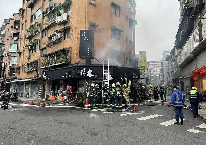 台北市大安區延吉街巷弄一間日式燒肉店，15日下午3時半發生火警，消防隊趕抵灌救。圖／記者李奕昕翻攝
