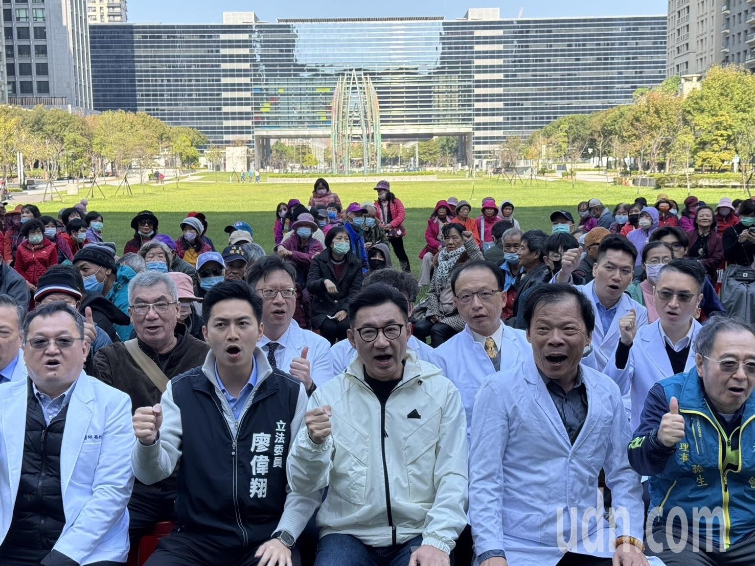 立法院副院長江啟臣(中)燃煤和燃氣現仍占8成以上的發電量,如何排碳達到2050年的淨零,同時兼顧產業和健康,政府應均衡思考。記者黃寅/攝影