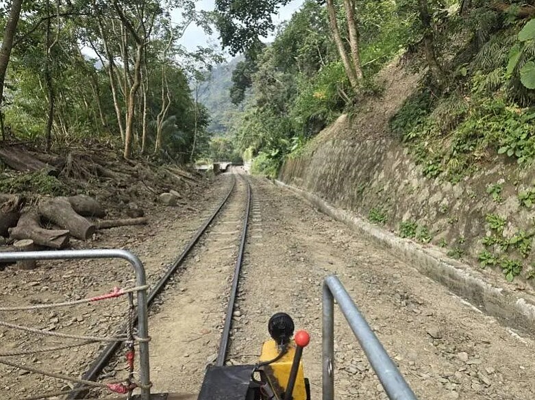 阿里山林鐵沒有出現遊客上鐵軌拍照，小火車行駛順暢。圖／記者李宗祐翻攝