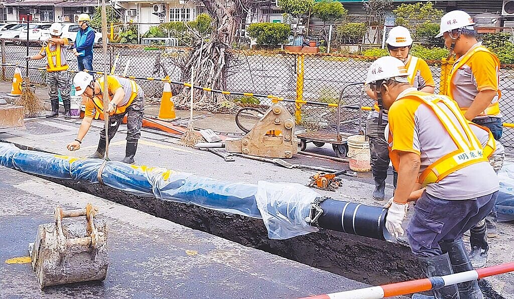 鼓勵民間參與公共建設，降低台灣漏水率，國發會主委劉鏡清透露，改善全台漏水率，總經費需達800億元，擬導入壽險業資金。圖／臺北自來水事業處提供