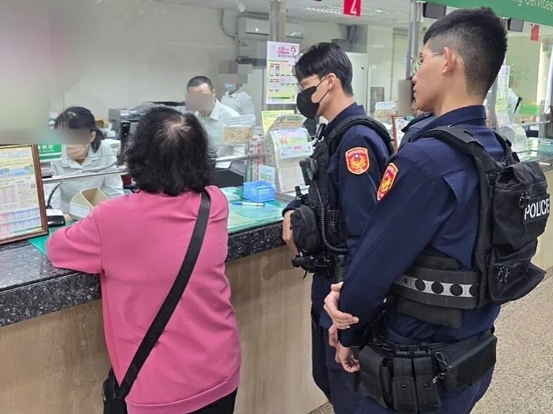 台南市警二分局海安派出所警員黃順發（中）、張凱棟（右），向胡姓老太太（左）說明「投資股票穩賺不賠」是詐騙話術，保住婦人辛苦的積蓄。圖／記者黃宣翰翻攝
