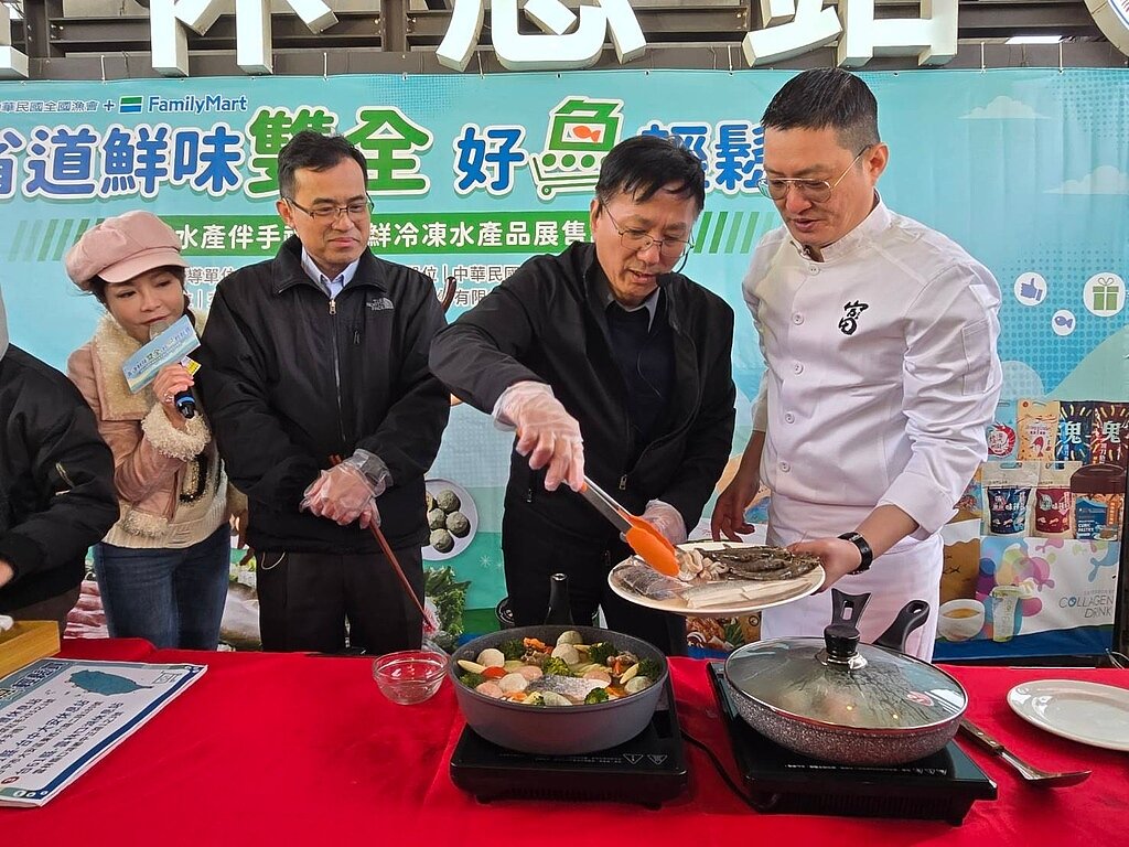 在金牌主廚示範協助下,漁業署長王茂城(右二)與全國漁會總幹事林啟滄(左二)將國產水產魚貨放入「呷趟海總匯鍋」。(圖/記者方健龍攝)