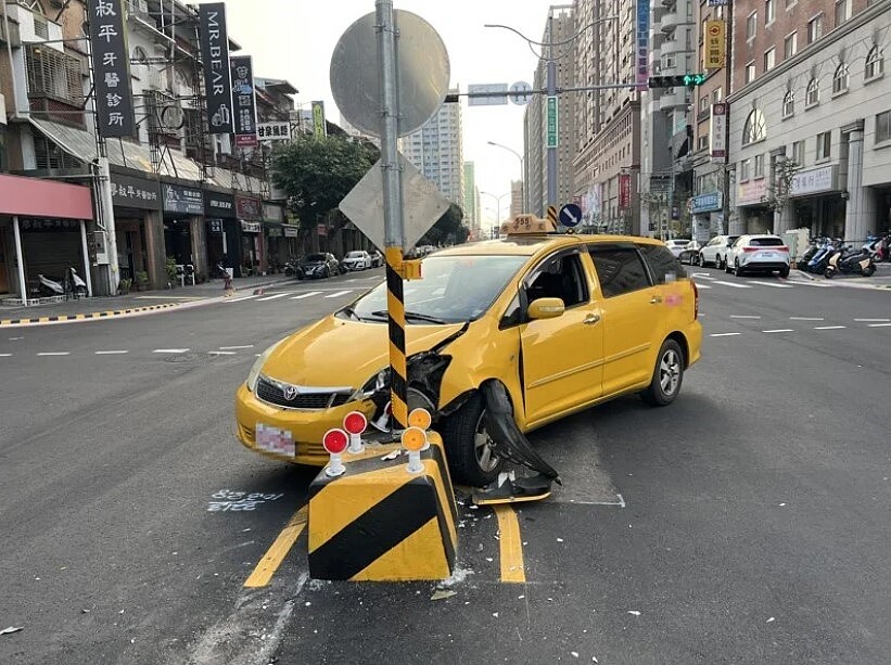 台中市北區進化北路設置行人庇護島設施，昨天清晨發生2起車輛自撞庇護島事故，今年以來已16起。圖／第二警分局提供
