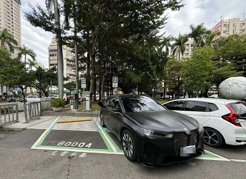 交通部表示，電動車普及一定程度將隨車徵收，依馬力換算合理費用，預估最快2030年開徵，但還要看電動車數量是否達標，但強調就算馬力再大，汽燃費最高就是1萬5720元。電動小客車示意圖。圖／台中市府提供
