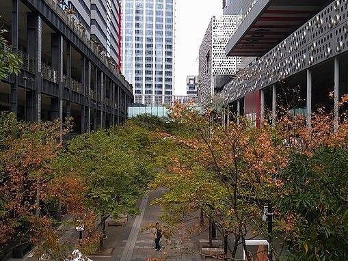 寬敞的廣場設計和綠意盎然的環境,讓人身心放鬆。圖/台北市工務局提供