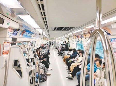 
桃園捷運公司虧損逾32億元，預計2025年1月2日起取消全線票價優惠10元措施，恢復原價。（呂筱蟬攝）
