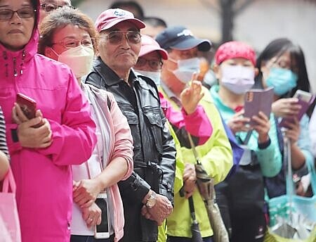 由於高齡人口快速成長,退休金、長照支出同步增加,高齡給付連續五年逾兆元,112年達到1.2兆元創歷年新高。圖∕本報資料照片