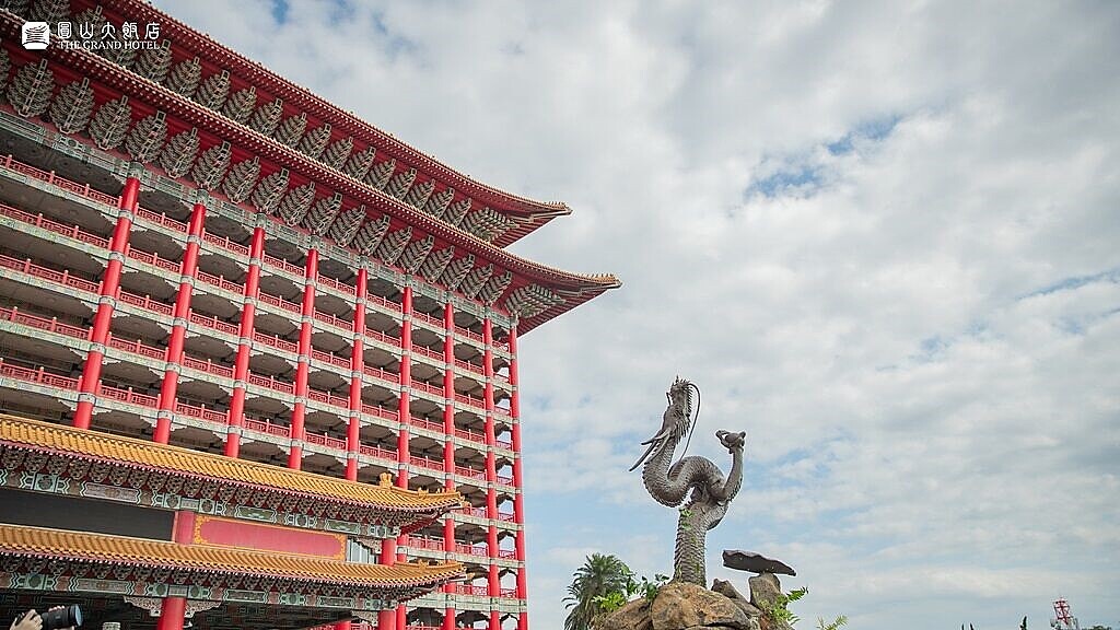 為反應成本,觀光飯店全面上調除夕圍爐宴起桌價,及各餐廳的餐價,惟愈來愈多國人不在自家開伙改到飯店吃年夜飯,幾乎所有飯店除夕當天宴會廳與各餐廳的客席早在10月就被訂滿,且9成以上都已付訂,除了圍爐客單價創史上新高。圖為台北圓山大飯店。圖/圓山大飯店提供