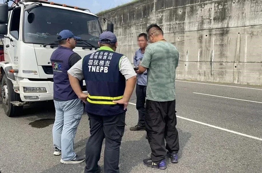 台南市環檢警科技執法,取締非法棄置廢棄物。圖/南市環保局提供