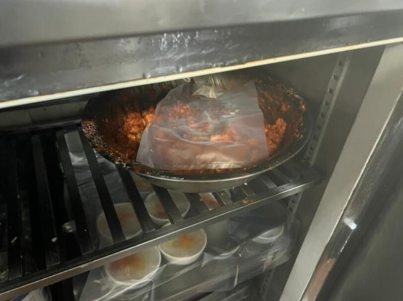 台北兄弟大飯店梅花廳傳出疑似食安疑慮,北市衛生局今稽查,發現冰箱食材未覆蓋、攪拌機外觀生鏽共2項衛生缺失,已限期改善。圖/台北市衛生局提供