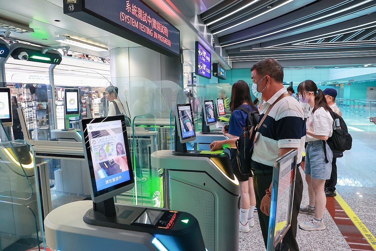 內政部明年1月1日將實施放寬自動查驗通關系統申請及使用資格,擴大使用對象。圖為旅客使用情形。圖/聯合報系資料照
