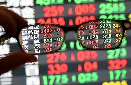 台股「四大變數」夾擊,市場多空拉鋸,導致短線盤勢維持在23,000點附近區間震盪。圖∕本報資料照片