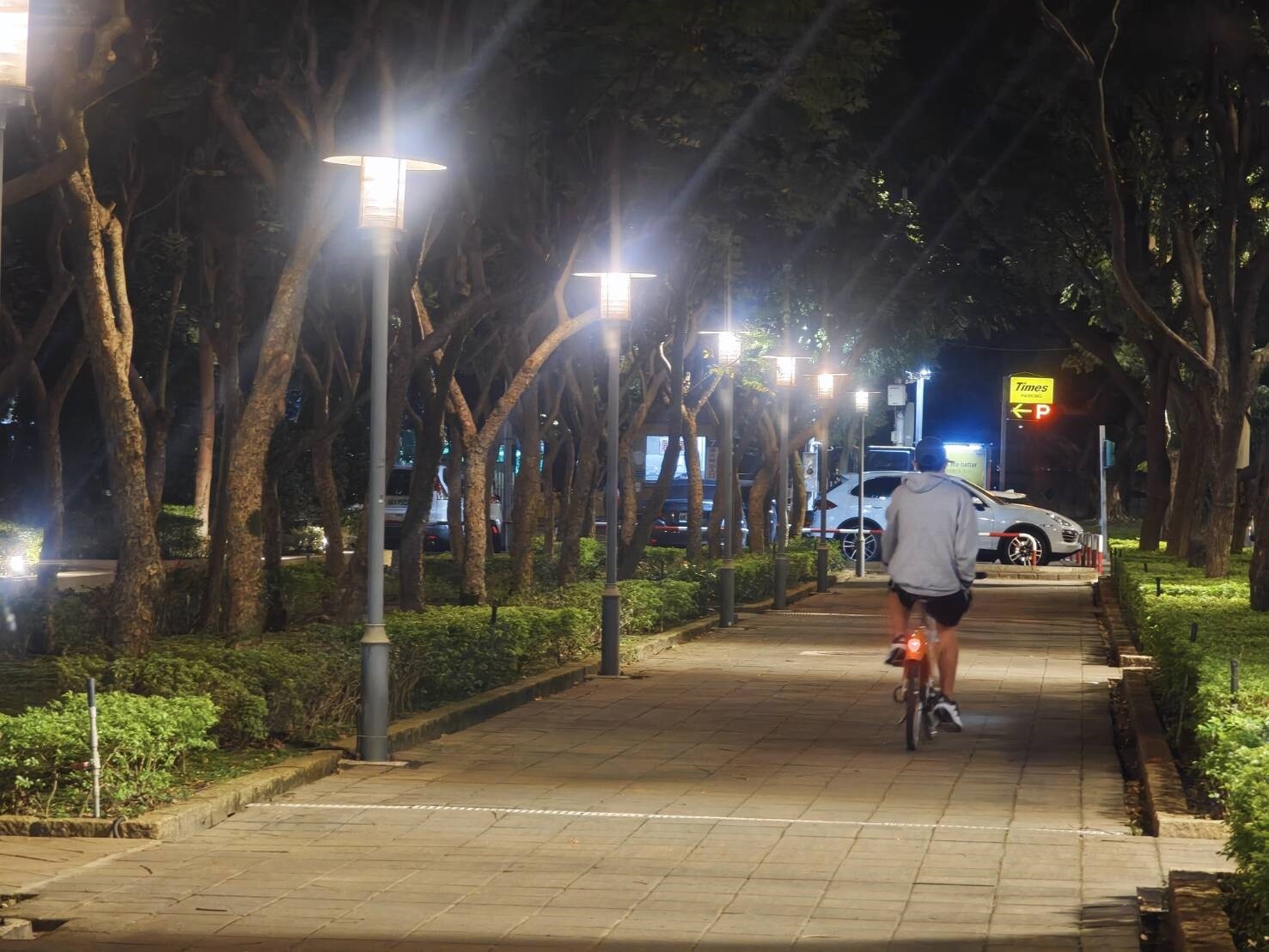 新北市北大特區學府、大學路口角地設置停車場，寬敞人行道至路口縮減為1米人行道。記者李定宇／攝影 