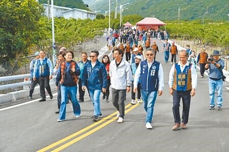 
台東縣大武鄉愛國蒲聯外替代道路及橋梁工程17日完工啟用，（前排左起）台東縣長饒慶鈴、原民會副主委谷縱喀勒芳安、行政院東部聯合服務中心副執行長許文獻、服務處長陳德勝及國民黨台東縣議員尤忠正一同到場見證。（蔡旻妤攝）
