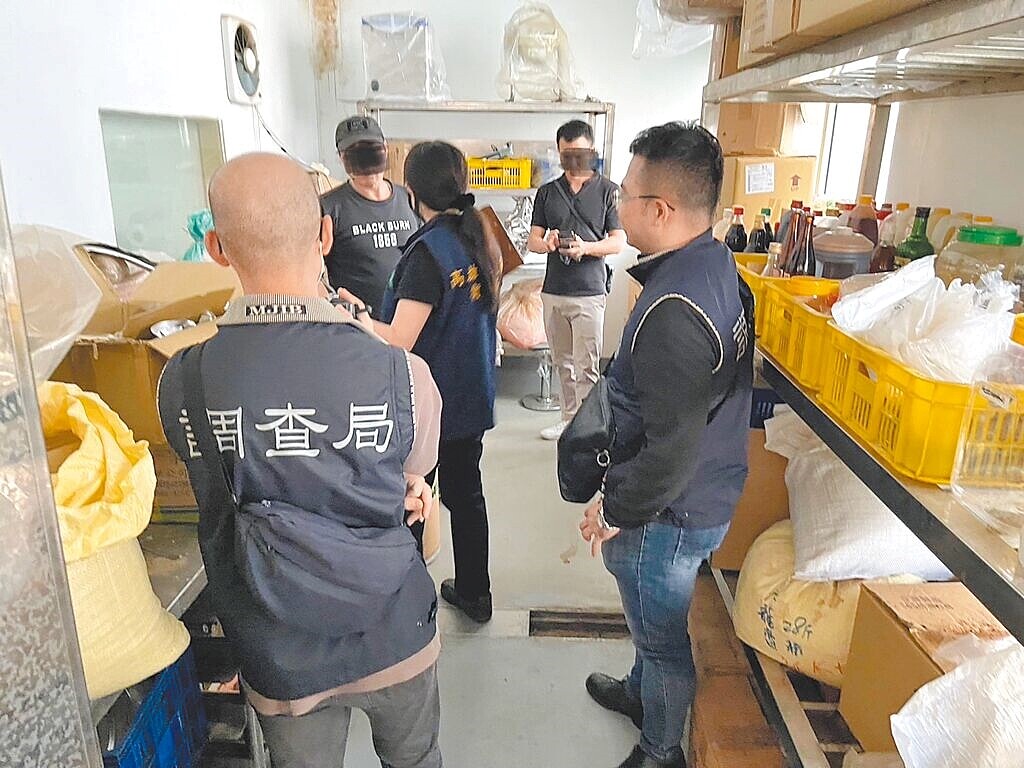 高雄地檢署11日會同高雄市衛生局、調查局、食藥署等單位稽查「九龍齋」倉庫,查獲多達35項逾期產品、原料。圖/高雄市衛生局提供