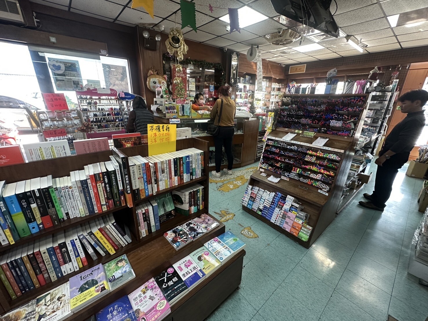 嘉市經營逾30年的「大人物書店」，門口高掛結束營業拍賣布條，明年2月熄燈，連日吸引許多客人搶買便宜書籍及文具。記者魯永明／攝影 