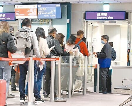 兩岸民間往來愈頻密,反而愈不容易走向兵戎相見。圖為桃園機場一群旅客正在登機準備飛往上海。(范揚光攝)