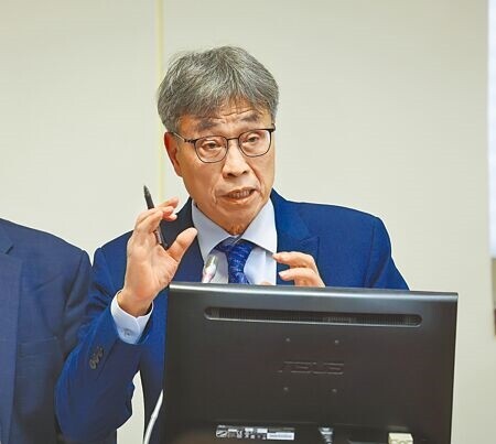 
針對彰化縣規畫推動「班班有雞蛋」，農業部長陳駿季18日在立法院表示，尊重地方政府的作法，由於蛋價會隨著季節有價格波動，農業部未有跟進想法。（姚志平攝）
