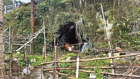 
新北市石碇區有許多早期礦業時代遺留下的擴坑遺跡，不少當地居民期盼能妥善利用發展觀光，然而其中最靠近公車站的一處礦坑，卻遭到民眾占用，不只阻礙發展，也破壞景觀。（賀培晏攝）
