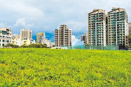 
新竹縣府與陽明交大合作在文小十興建新竹縣立實驗中學，竹北市公所借部分用地蓋籃球場等暫時性運動設施，會納入縣立實中整體校舍規畫。（羅浚濱攝）
