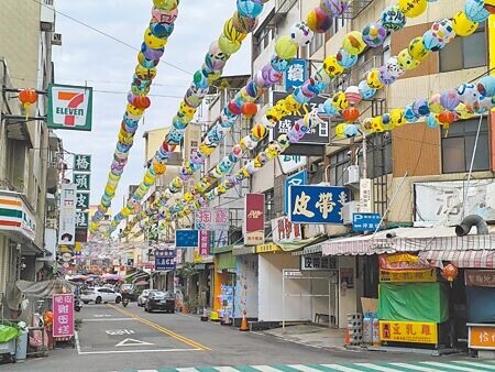 
台中市豐原廟東復興商圈將舉辦年貨大街，但遭到部分店家反對，商圈主委楊茂松18日強調，屆時不會封街僅有管制；市府經發局則指，因地方意見不一，下周將舉辦協調會。（李京昇攝）
