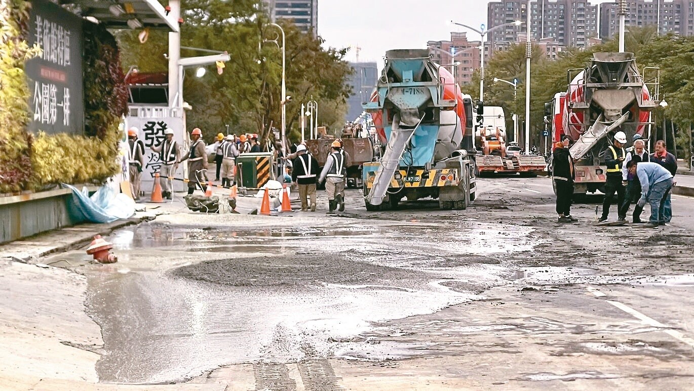 高雄市鼓山區美術東二路一處建築工地前，昨下午3時道路坍塌，出現約7坪坑洞，施工單位調派水泥車回填。記者劉學聖／攝影 