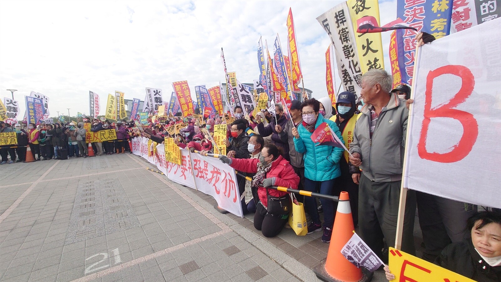 彰化縣二林芳苑反火葬場自救會昨向監委田秋堇、施景芳陳情，控訴縣政府黑箱作業、火葬場選址不當，應立即撤案。記者簡慧珍／攝影 