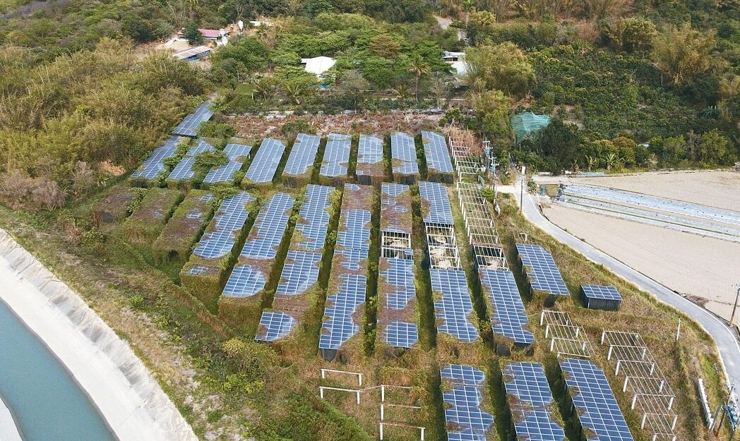 圖為台南六甲一處布滿光電板的農地。聯合報系資料照片
