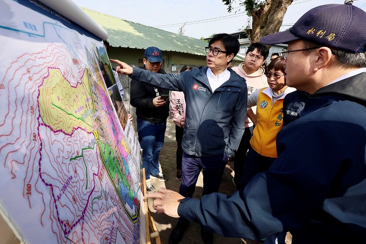 市府團隊至軍區內勘查山坡地水土保持及圍牆重建進度。圖／水利局提供