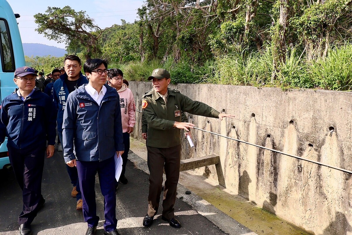 市府團隊至軍區內勘查山坡地水土保持及圍牆重建進度。圖／水利局提供