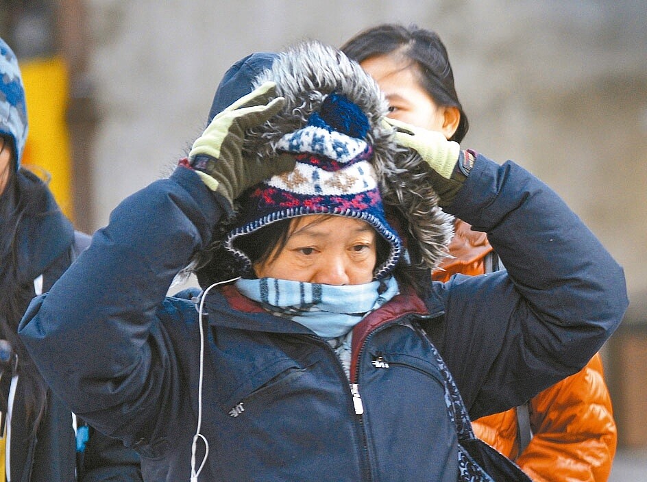天冷應注意環境溫差變化,做好保暖工作。本報資料照片