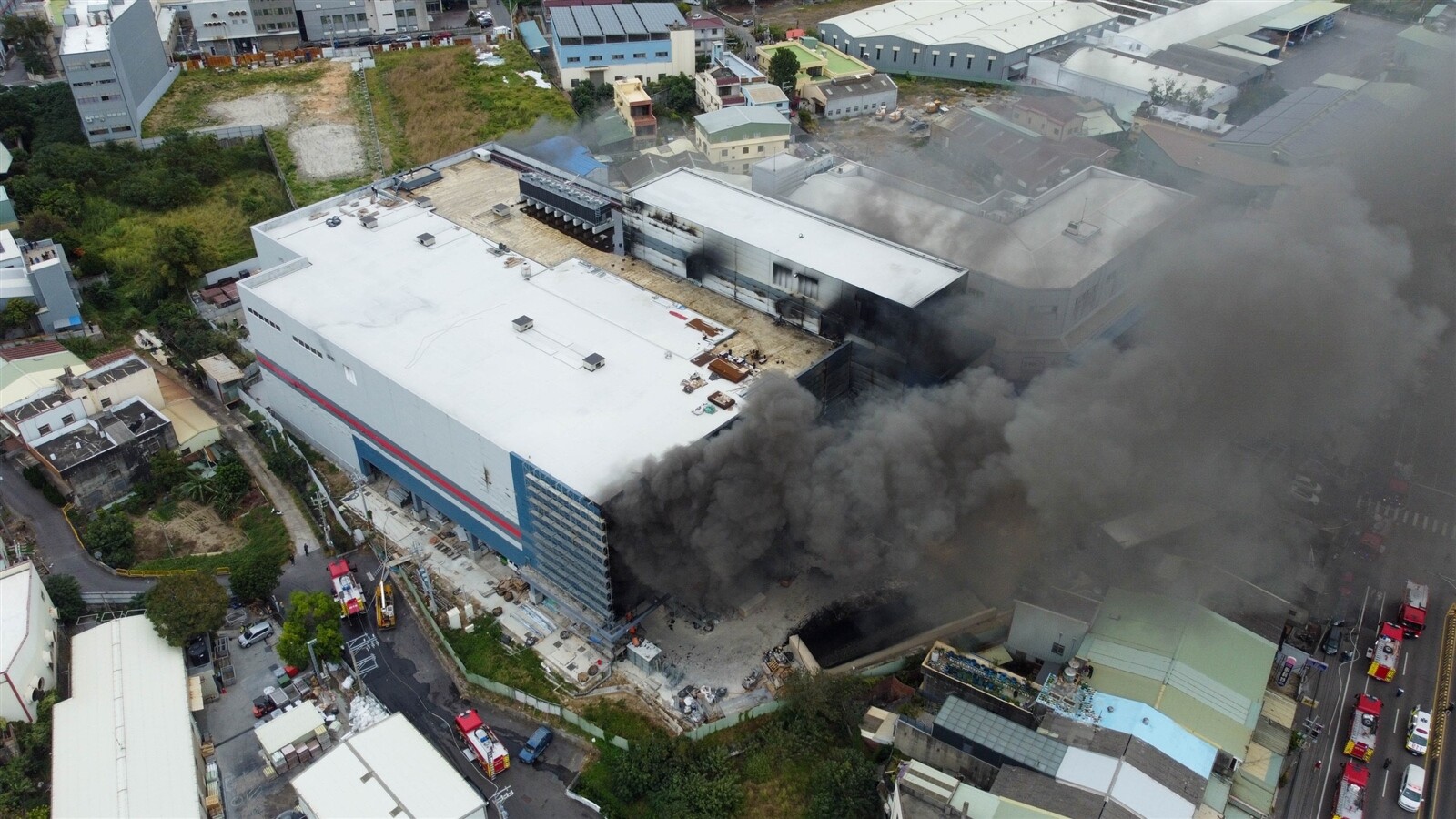 台中市大肚區倉儲工廠發生火災，截至目前已傳3死2OHCA，還有多人失聯。記者黃仲裕／攝影 