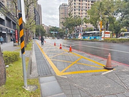 
新北市北大特區大學路與學成路口一處「消防防災空間暨人行道」，因民眾常誤以為是避車彎，違規停車被取締，議員及市府會勘後尊重社區意見將改成實體人行道。（柯毓庭攝）
