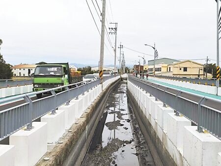 
台中市神岡區圳前路因路幅狹窄，地方2009年推動拓寬工程，但鄰近文化景觀「神岡浮圳」，使工程停擺多年，歷經15年後，市府保留浮圳並新闢道路，19日舉行完工祈福典禮。（李京昇攝）
