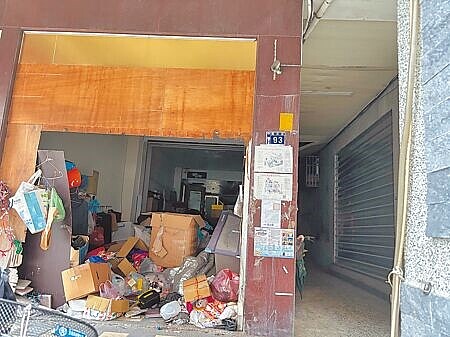 台中市中區興中街1棟出租公寓2022年3月6日發生6死6傷火災,台中地院19日判涉縱火的鄭男無期徒刑,房東莊姓婦人因堆放雜物阻礙逃生,判處7年有期徒刑,鄰居抱怨莊婦仍經常撿拾回收物囤放。(馮惠宜攝)