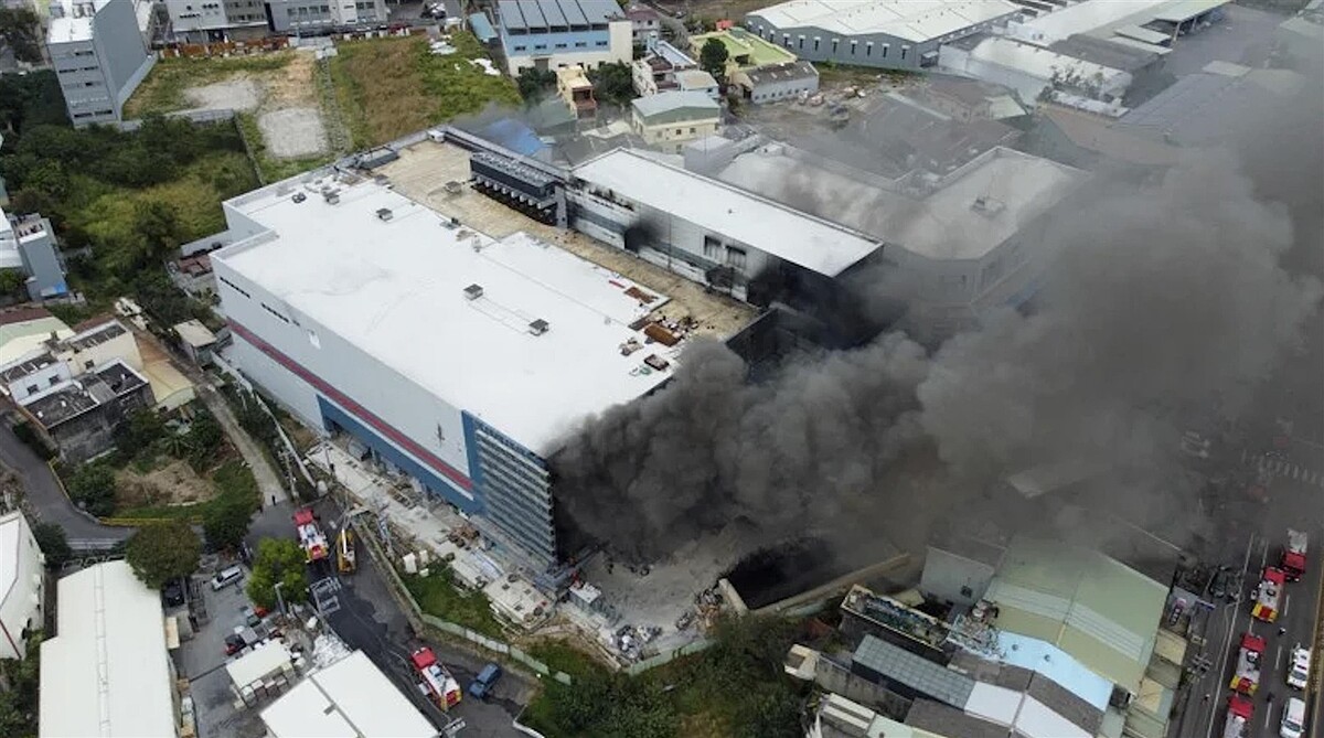 全聯倉儲工地大火釀9死，中市府深夜祭出空汙法等3法開罰，並勒令停工。記者黃仲裕／攝影