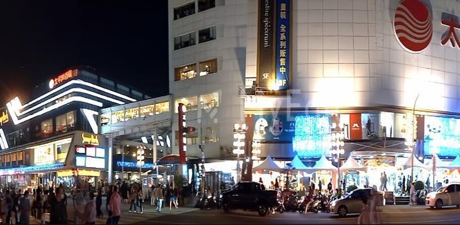 「地王」為位於屏東市中正路及公園路交叉口之太平洋百貨。圖